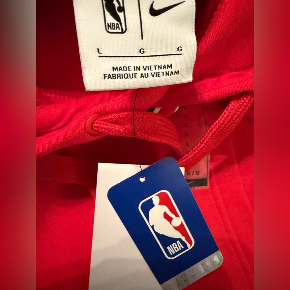 Women’s Nike Chicago Bulls Red Pullover Hoodie - Picture 12 of 12